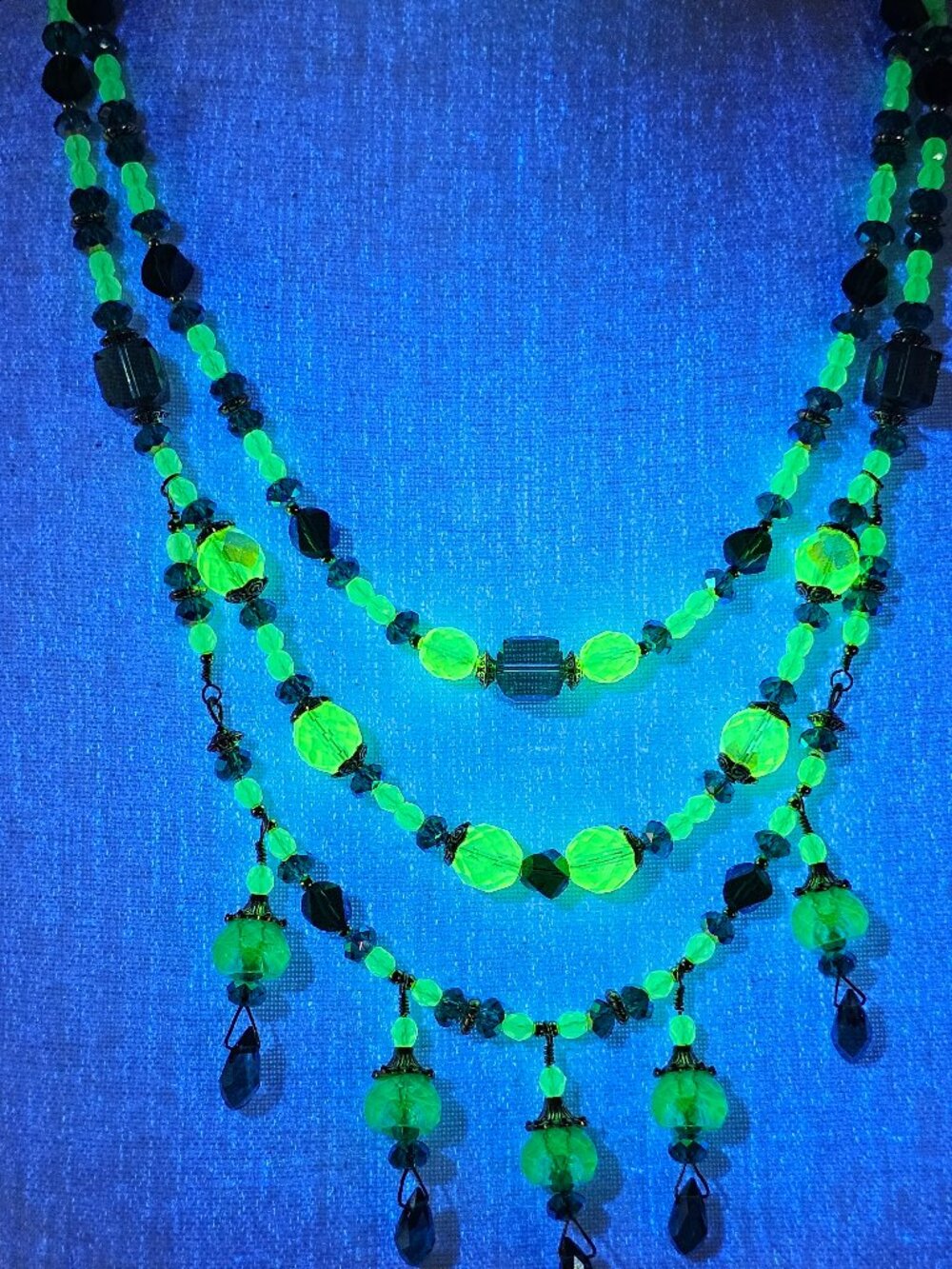JB Originals – Urania -  Uranium Glass Necklace & Earring Set - Picture 14 of 17